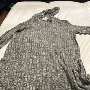 Grey hooded long sleeve sweater with pockets.